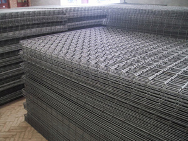 地熱網片主要用于建筑業地板采暖的專用網片。地熱網片架低溫熱水地板輻射采暖，作為新興的采暖方式在國內大部分地區已被廣泛采用和推廣。地熱瓦工篇是由冷拔絲或鍍鋅絲自動碰焊而成具有焊接點牢固，網孔均勻、網面平整，強度高、韌性強、日產量大等優點。